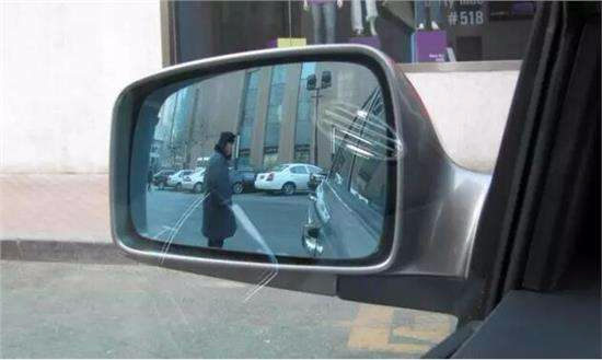 汽車行駛過程中怎樣查看后視鏡？