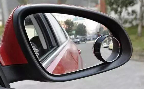 汽車(chē)后視鏡上安裝的小圓鏡有用嗎？